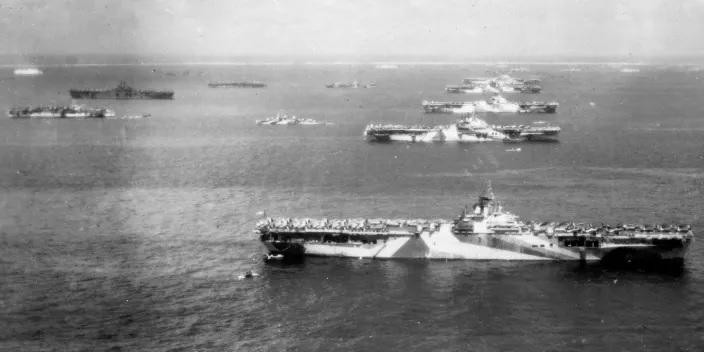Hàng không mẫu hạm của Hải quân Mỹ (từ trước ra sau): USS Wasp, USS Yorktown, USS Hornet, USS Hancock và USS Ticonderoga tại đảo san hô Ulithi vào tháng 12/1944. Ảnh: US Navy. Hàng không mẫu hạm của Hải quân Mỹ (từ trước ra sau): USS Wasp, USS Yorktown, USS Hornet, USS Hancock và USS Ticonderoga tại đảo san hô Ulithi vào tháng 12/1944. Ảnh: US Navy.