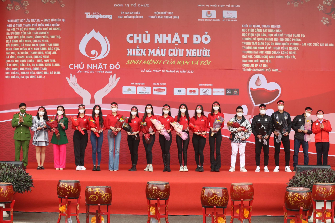 Ban tổ chức trao tặng hoa cho các người đẹp, ca sĩ, nghệ sĩ và cầu thủ tham dự Chủ nhật Đỏ lần thứ XIV - năm 2022 Ban tổ chức trao tặng hoa cho các người đẹp, ca sĩ, nghệ sĩ và cầu thủ tham dự Chủ nhật Đỏ lần thứ XIV - năm 2022