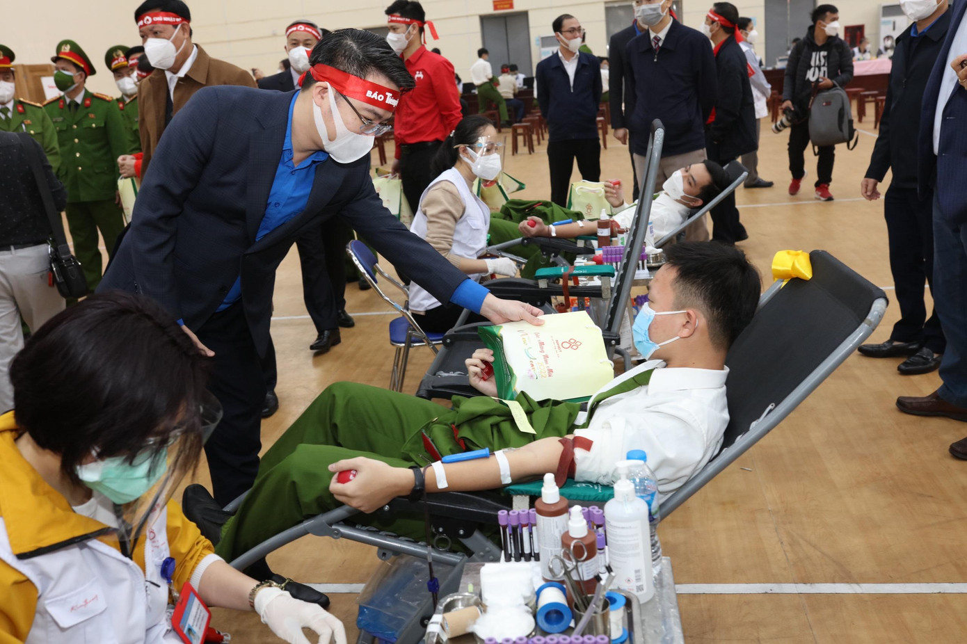 Bí thư Trung ương Đoàn Nguyễn Tường Lâm thăm hỏi các tình nguyện viên Bí thư Trung ương Đoàn Nguyễn Tường Lâm thăm hỏi các tình nguyện viên