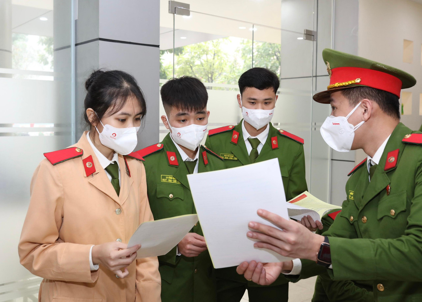 Học viện Cảnh sát Nhân dân hướng dẫn các học viên, tình nguyện viên tham gia hiến máu thực hiện khai báo y tế và đảm bảo công tác phòng, chống dịch COVID-19. Học viện Cảnh sát Nhân dân hướng dẫn các học viên, tình nguyện viên tham gia hiến máu thực hiện khai báo y tế và đảm bảo công tác phòng, chống dịch COVID-19.