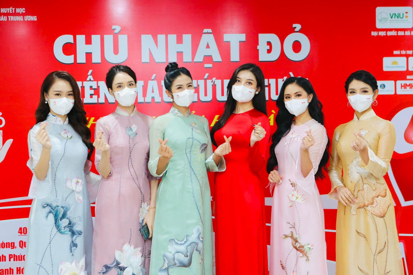 Hoa hậu, Á hậu và các người đẹp cuộc thi Hoa hậu Việt Nam tham gia họp báo Chủ nhật Đỏ lần thứ XIV - năm 2022, ngày 10/1 tại Hà Nội. Hoa hậu, Á hậu và các người đẹp cuộc thi Hoa hậu Việt Nam tham gia họp báo Chủ nhật Đỏ lần thứ XIV - năm 2022, ngày 10/1 tại Hà Nội.