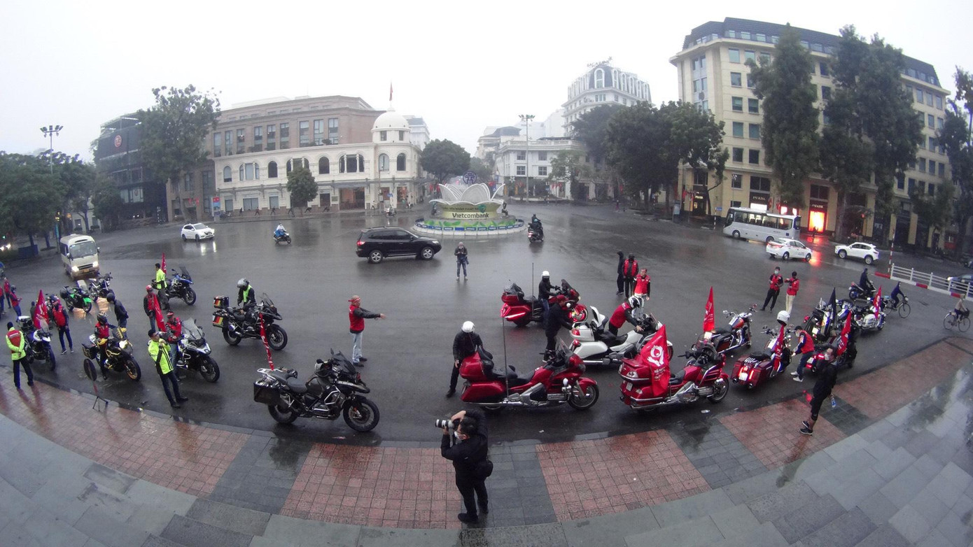 Hơn 30 xe mô tô phân khối lớn của thành viên Câu lạc bộ Bros Motor Club sẽ diễu hành qua các tuyến phố lớn ở Hà Nội để cổ động chương trình Chủ nhật Đỏ lần thứ XIV - năm 2022 do báo Tiền Phong tổ chức vào sáng nay (16/1) Hơn 30 xe mô tô phân khối lớn của thành viên Câu lạc bộ Bros Motor Club sẽ diễu hành qua các tuyến phố lớn ở Hà Nội để cổ động chương trình Chủ nhật Đỏ lần thứ XIV - năm 2022 do báo Tiền Phong tổ chức vào sáng nay (16/1)