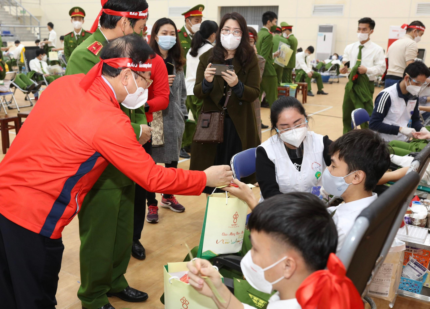 Nhà báo Lê Xuân Sơn - Tổng biên tập báo Tiền Phong, Trưởng ban Tổ chức Chủ nhật Đỏ thăm hỏi các học viên Học viện Cảnh sát Nhân dân Nhà báo Lê Xuân Sơn - Tổng biên tập báo Tiền Phong, Trưởng ban Tổ chức Chủ nhật Đỏ thăm hỏi các học viên Học viện Cảnh sát Nhân dân