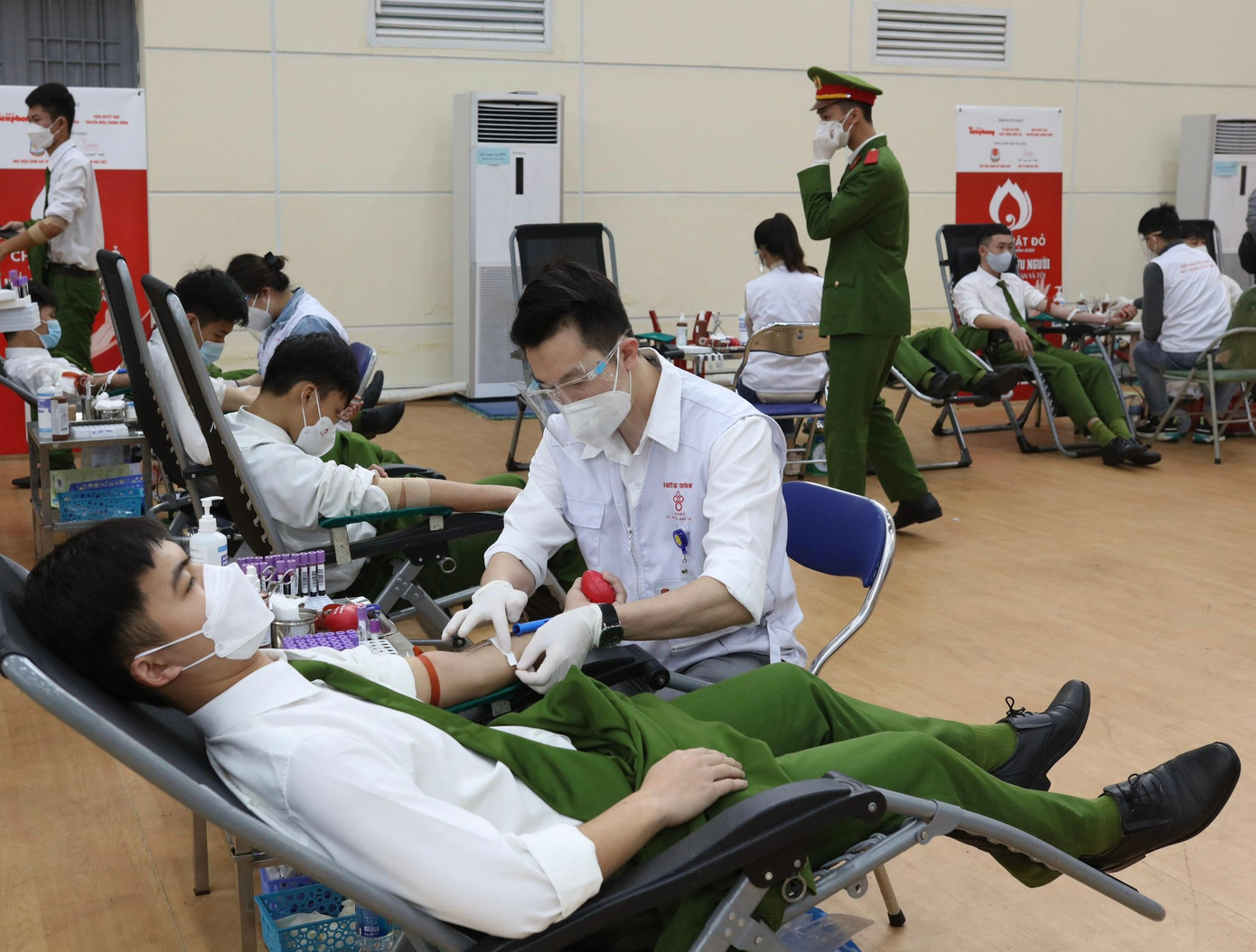 Bên cạnh việc tổ chức sắp xếp các cơ sở vật chất để đảm bảo an toàn cho việc hiến máu, Học viện Cảnh sát Nhân dân cũng tiến hành phát động kêu gọi học viên học viện tham gia hiến máu. Bên cạnh việc tổ chức sắp xếp các cơ sở vật chất để đảm bảo an toàn cho việc hiến máu, Học viện Cảnh sát Nhân dân cũng tiến hành phát động kêu gọi học viên học viện tham gia hiến máu.