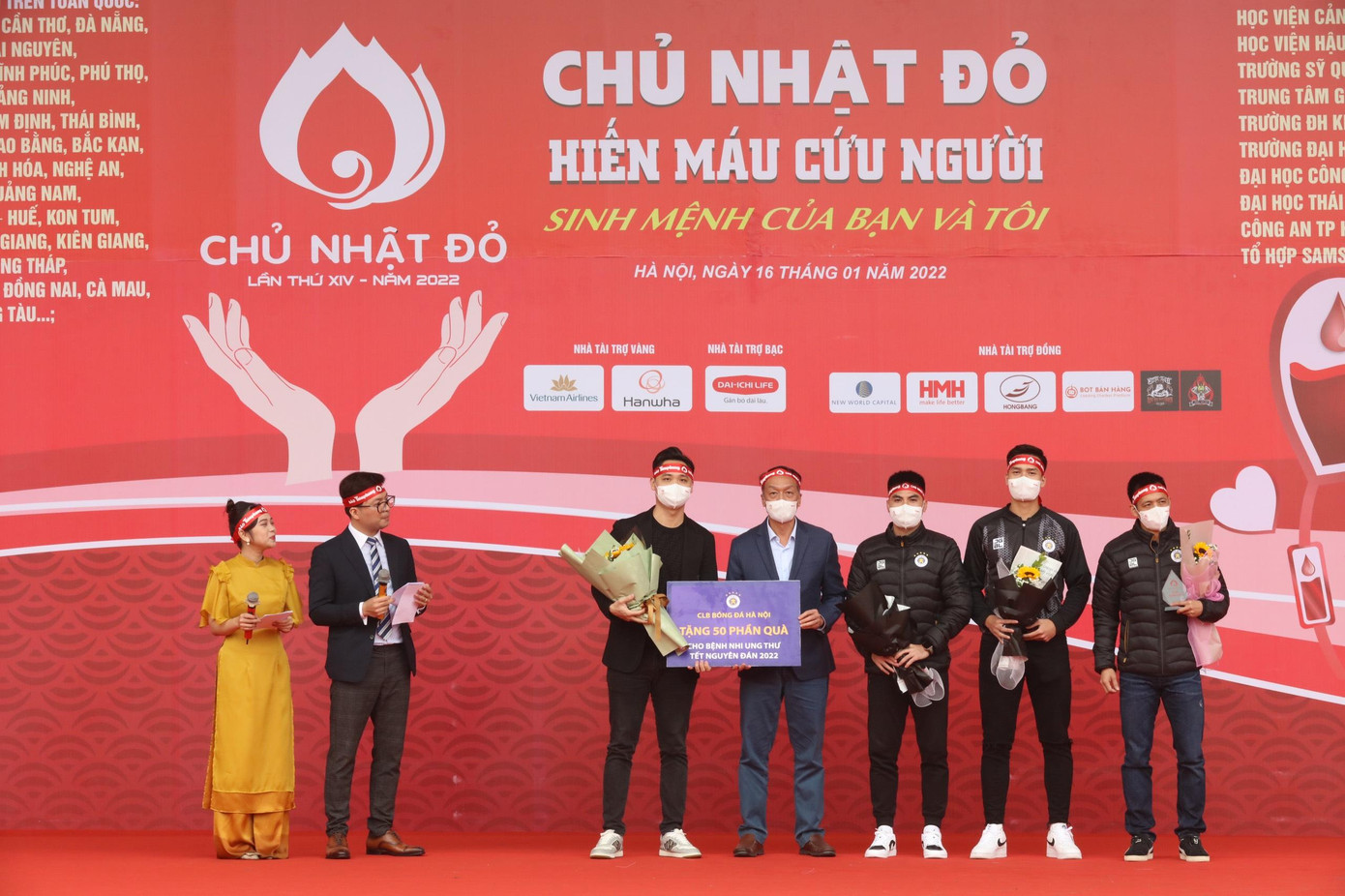 Câu lạc bộ Bóng đá Hà Nội trao 50 phần quà cho bệnh nhi nhân dịp Tết Nguyên đán. Câu lạc bộ Bóng đá Hà Nội trao 50 phần quà cho bệnh nhi nhân dịp Tết Nguyên đán.