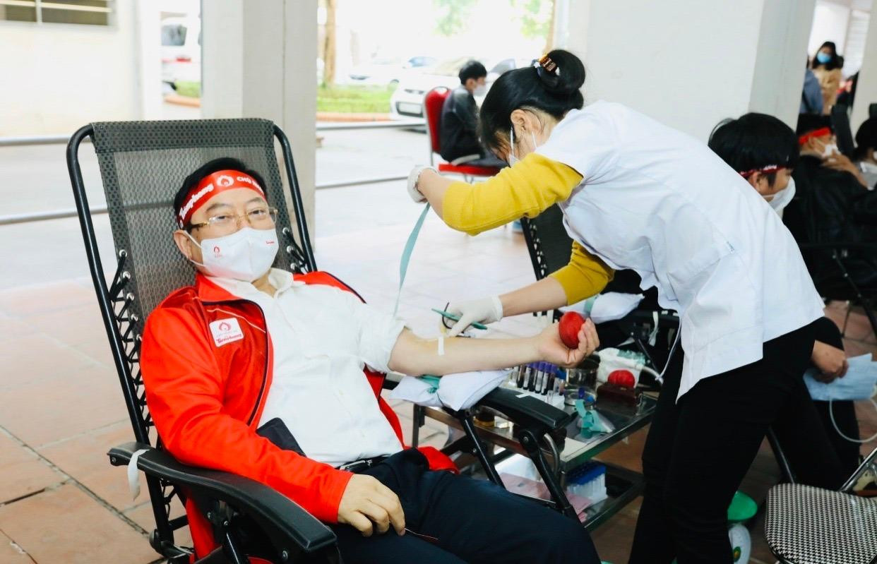 Nhà báo Lê Xuân Sơn - Tổng biên tập báo Tiền Phong, Trưởng ban Tổ chức Chủ nhật Đỏ lần thứ XIV - năm 2022, hiến máu trong khuôn khổ Chủ nhật Đỏ diễn ra tại Khoa Quốc tế - Đại học Thái Nguyên, ngày 19/12/2021. Đây là lần thứ 10 ông tham gia hiến máu. Nhà báo Lê Xuân Sơn - Tổng biên tập báo Tiền Phong, Trưởng ban Tổ chức Chủ nhật Đỏ lần thứ XIV - năm 2022, hiến máu trong khuôn khổ Chủ nhật Đỏ diễn ra tại Khoa Quốc tế - Đại học Thái Nguyên, ngày 19/12/2021. Đây là lần thứ 10 ông tham gia hiến máu.