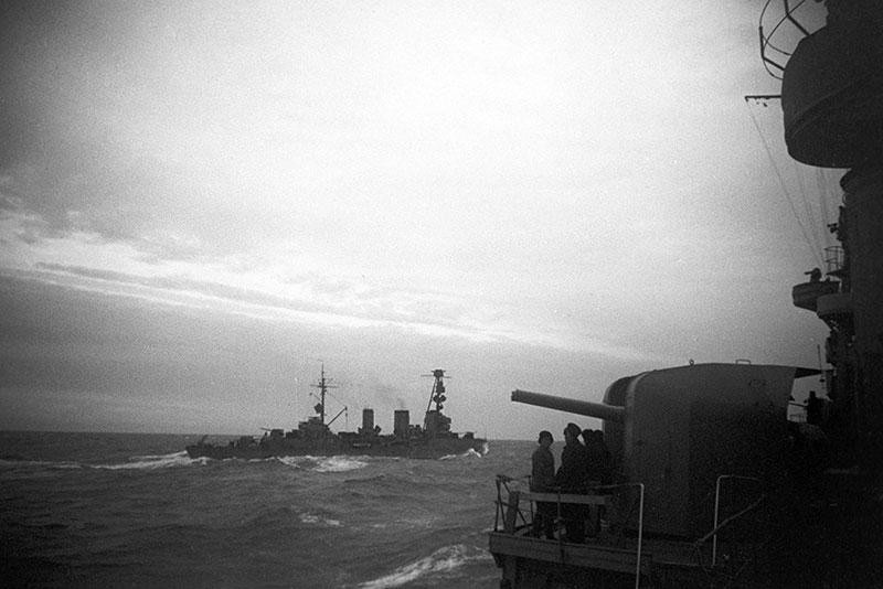 Hai chiếc tuần dương cận vệ Krasnyi Kavkaz và Krasnyi Crimea trong một chiến dịch quân sự. Ảnh: Alexei Mezhuev / RIA Novosti