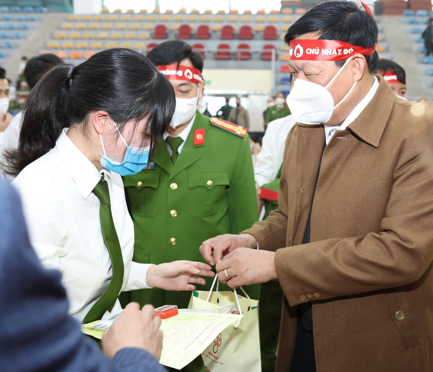 Thứ trưởng Bộ Y tế Đỗ Xuân Tuyên động viên học viên Học viện Cảnh sát Nhân dân tham gia hiến máu tại Chủ nhật Đỏ Thứ trưởng Bộ Y tế Đỗ Xuân Tuyên động viên học viên Học viện Cảnh sát Nhân dân tham gia hiến máu tại Chủ nhật Đỏ