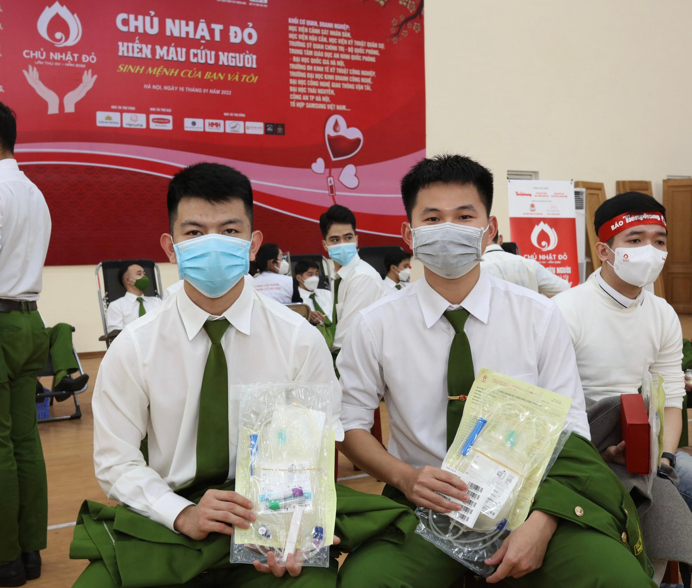 Bên cạnh đó, Học viện Cảnh sát Nhân dân cũng đã thành lập câu lạc bộ hơn 1.000 sinh viên là địa chỉ đỏ cho các bệnh viện, sẵn sàng hiến máu bất cứ khi nào các bệnh viện cần. Bên cạnh đó, Học viện Cảnh sát Nhân dân cũng đã thành lập câu lạc bộ hơn 1.000 sinh viên là địa chỉ đỏ cho các bệnh viện, sẵn sàng hiến máu bất cứ khi nào các bệnh viện cần.