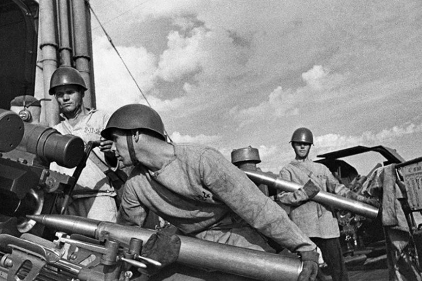 Các thủy thủ của tuần dương hạm Krasnyi Kavkaz đang nạp đạn cho tàu. Ảnh: Alexander Sokolenko / RIA Novosti