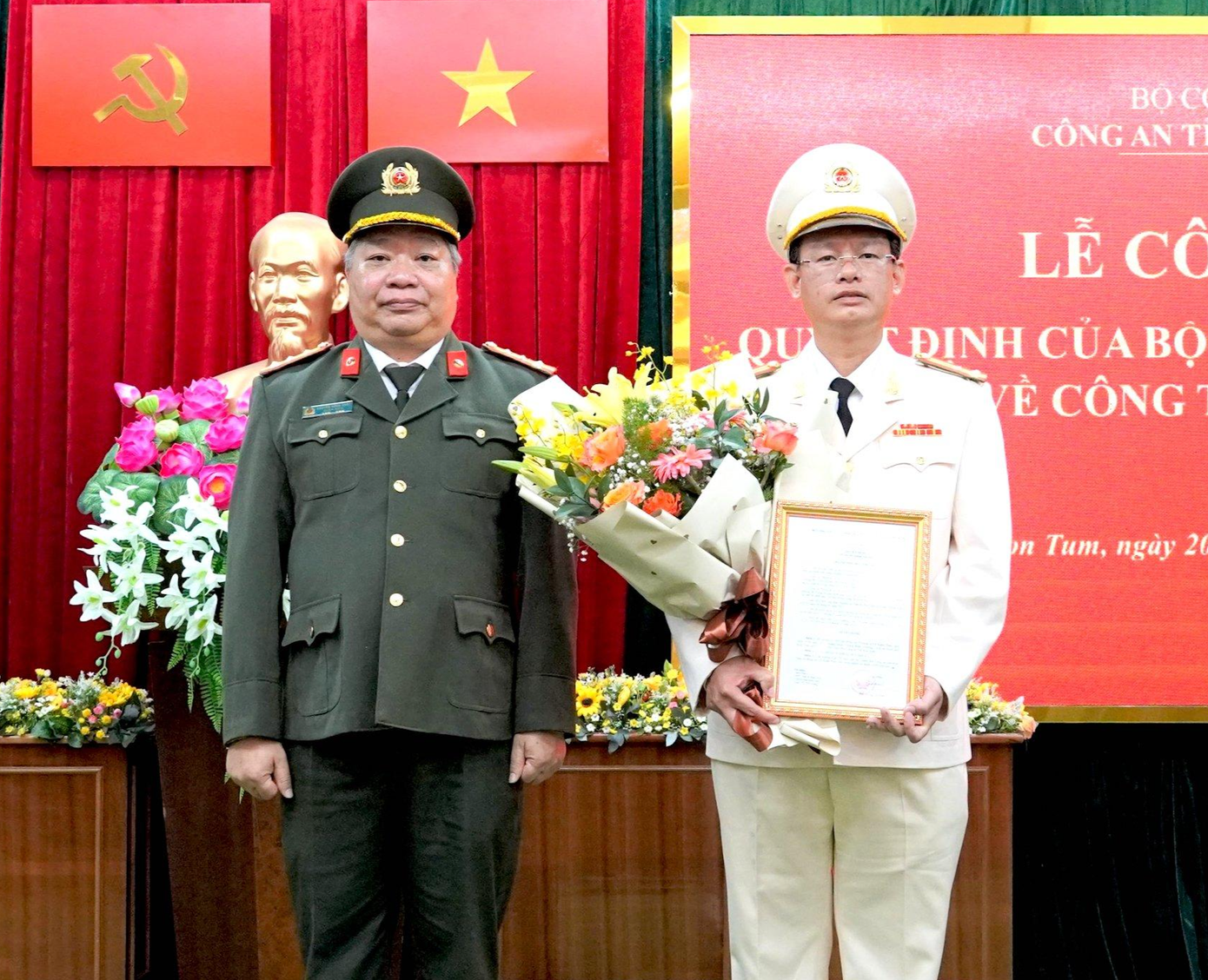 Thừa ủy quyền của Bộ trưởng Bộ Công an, đại tá Nguyễn Hồng Nhật trao quyết định bổ nhiệm thượng tá Lê Xuân Thuỷ giữ chức Phó Giám đốc Công an tỉnh Kon Tum