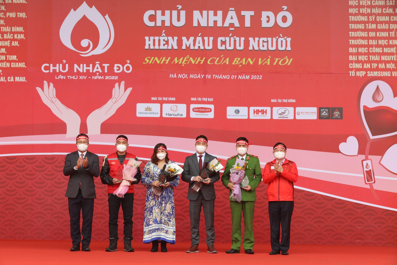 Ban tổ chức trao tặng Kỷ niệm chương và hoa cho đơn vị tài trợ, phối hợp tổ chức Chủ nhật Đỏ Ban tổ chức trao tặng Kỷ niệm chương và hoa cho đơn vị tài trợ, phối hợp tổ chức Chủ nhật Đỏ