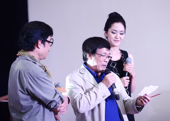 Nhà báo Trung Hiền, Chủ tịch Công đoàn báo Tiền Phong trao thưởng cho cặp đôi hát hay.