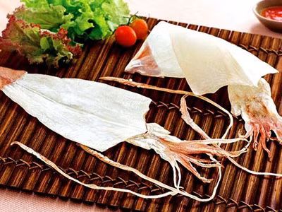 Cấp độ thấp nhất của công nghệ làm mực khô “đểu”, đó là sử dụng loại mực xà (còn gọi là mực ma) để thay thế mực ống thường. Loài mực này có tên khoa học là Sthenoteuthis oualaniensis, có rất nhiều ở Biển Đông