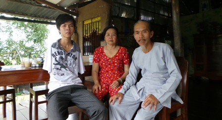 Trước nghị lực và tinh thần hiếu học của em Trí, cha mẹ em quyết tâm dù có vay tiền lãi suất cao vẫn phải lo cho em hoàn thành được ước mơ trở thành kỹ sư tin học