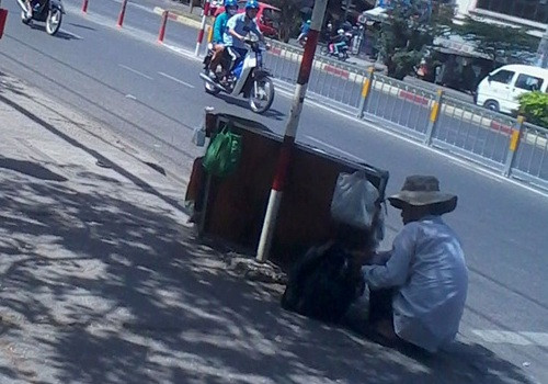 Một người đàn ông chuẩn bị 