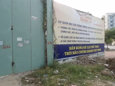 Cổng vào sân ghi rõ sân bóng đá của một CLB thể thao 