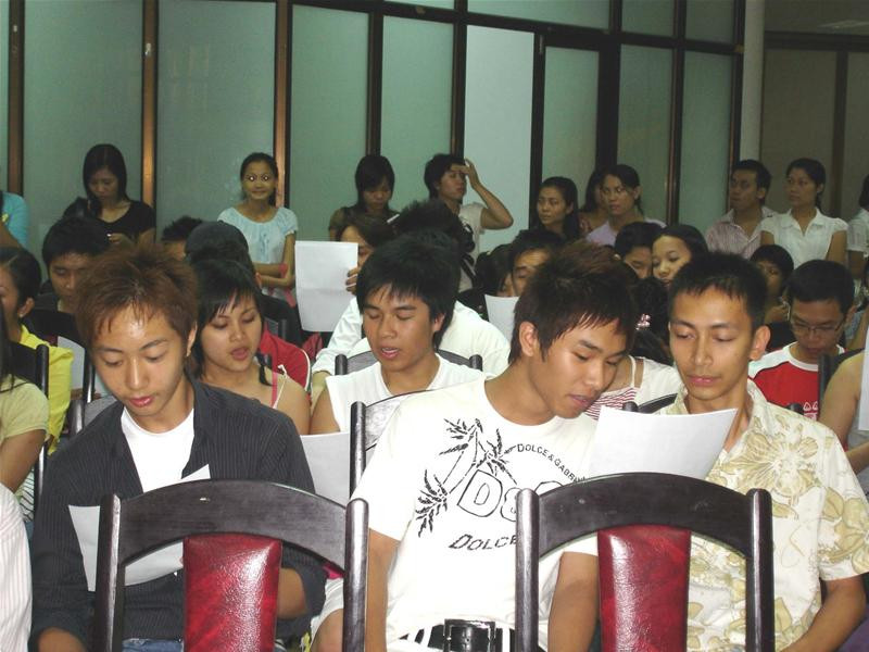 Phải ôn lại lời bài hát tiếng Việt thôi