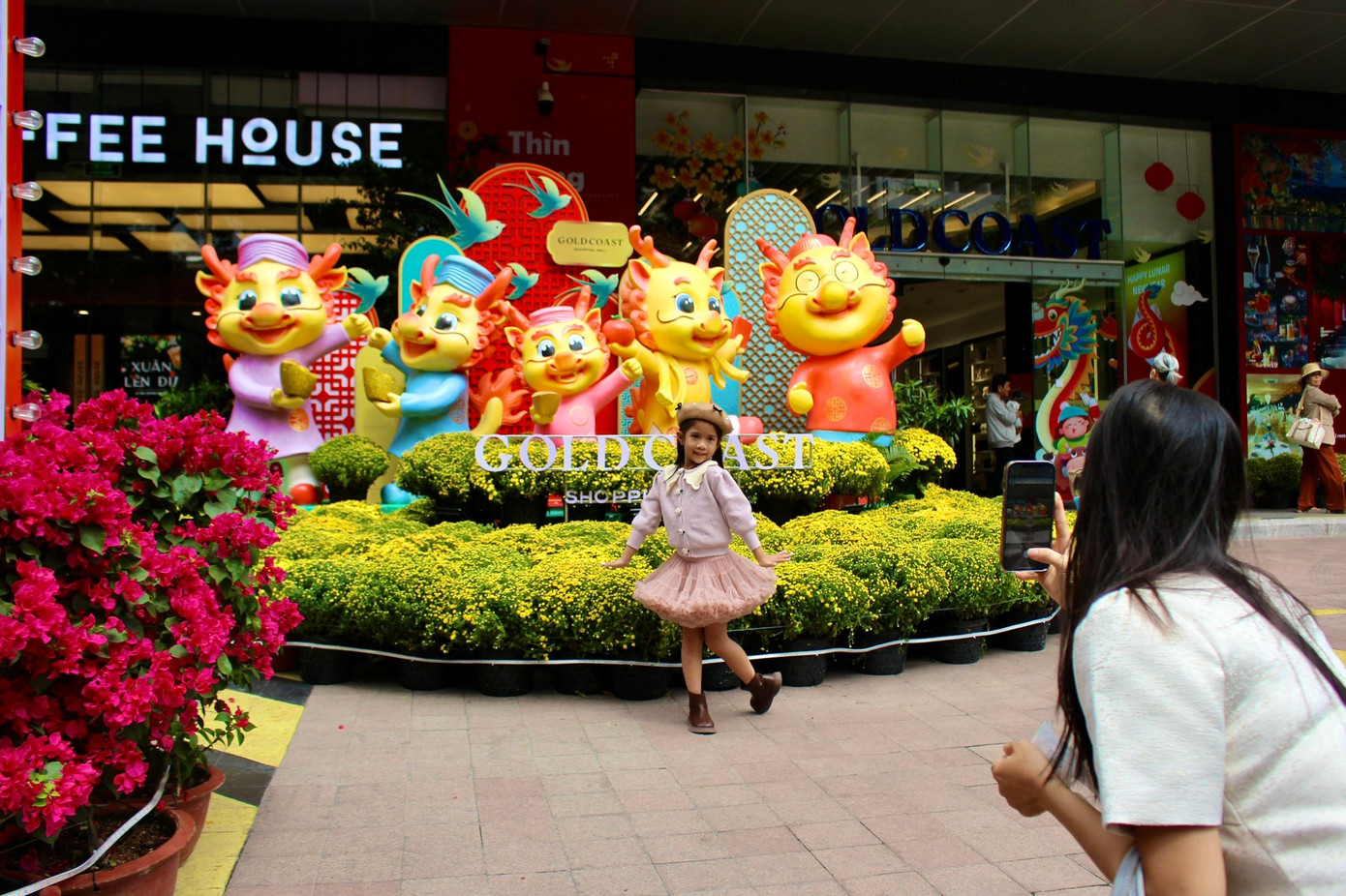 Một cụm tiểu cảnh rồng theo phong cách hoạt hình ở Nha Trang. Ảnh: Tiền Phong. Một cụm tiểu cảnh rồng theo phong cách hoạt hình ở Nha Trang. Ảnh: Tiền Phong.