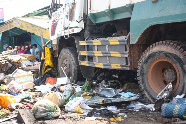 Những sạp bán rau, trái cây bị hất tung