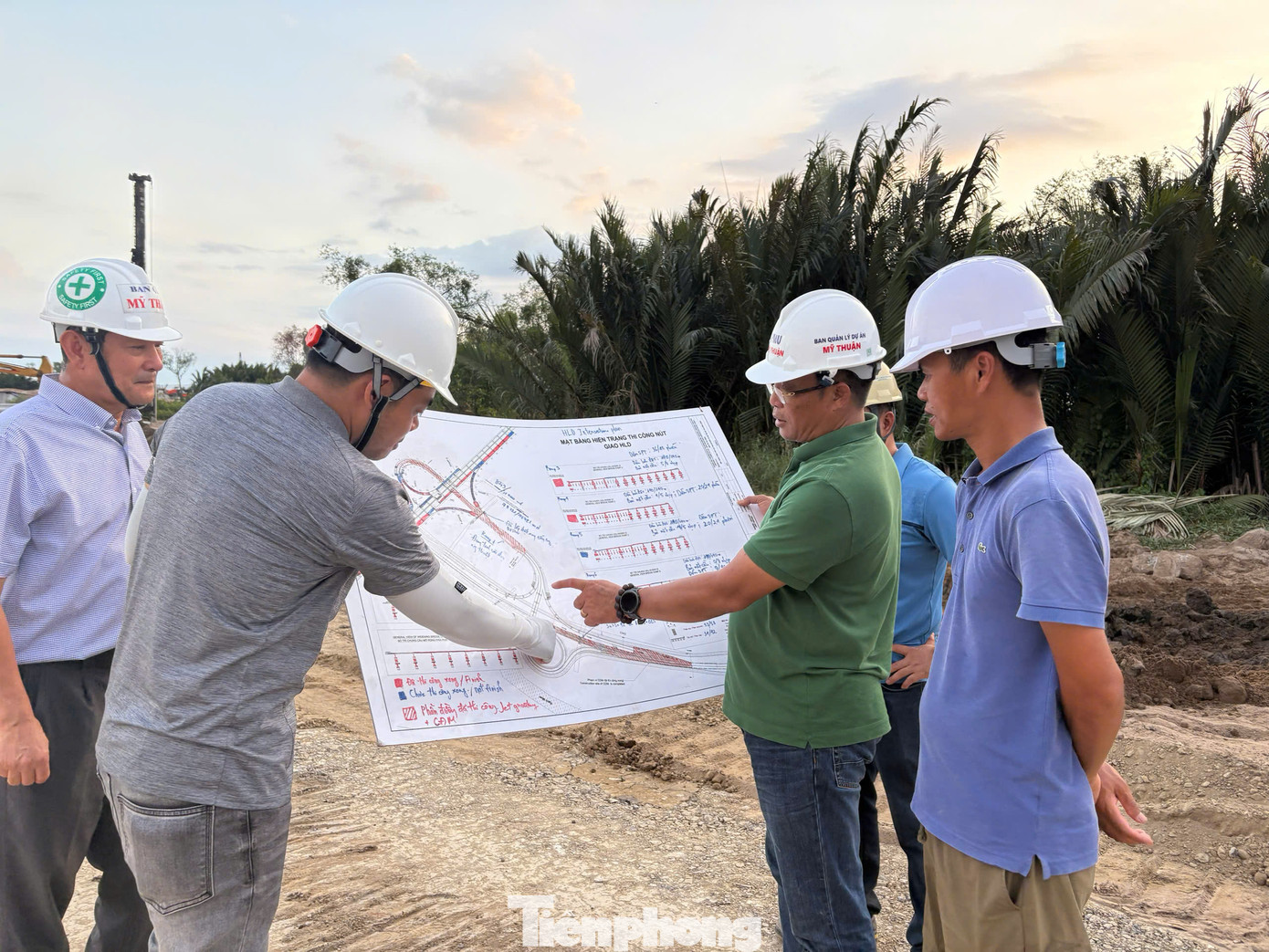 Lãnh đạo Ban quản lý dự án Mỹ Thuận kiểm tra tiến độ dự án cầu Nhơn Trạch.