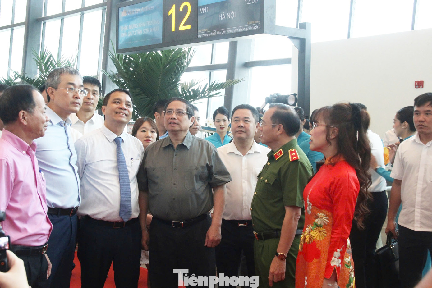 Thủ tướng Phạm Minh Chính và các đại biểu tham quan nhà ga T3 Tân Sơn Nhất. Thủ tướng Phạm Minh Chính và các đại biểu tham quan nhà ga T3 Tân Sơn Nhất.