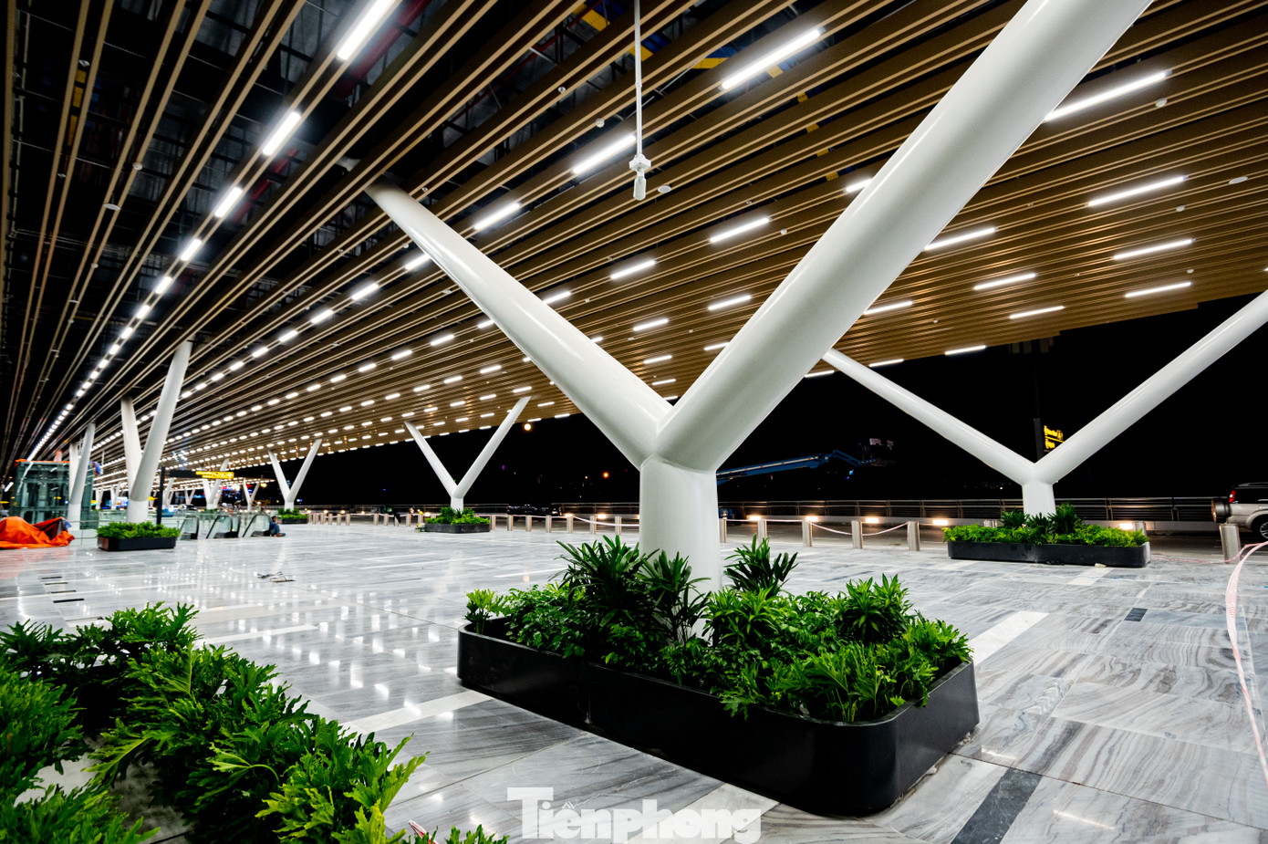 Một số hình ảnh diện mạo bên trong và bên ngoài nhà ga T3 hiện đại của sân bay Tân Sơn Nhất. Một số hình ảnh diện mạo bên trong và bên ngoài nhà ga T3 hiện đại của sân bay Tân Sơn Nhất.