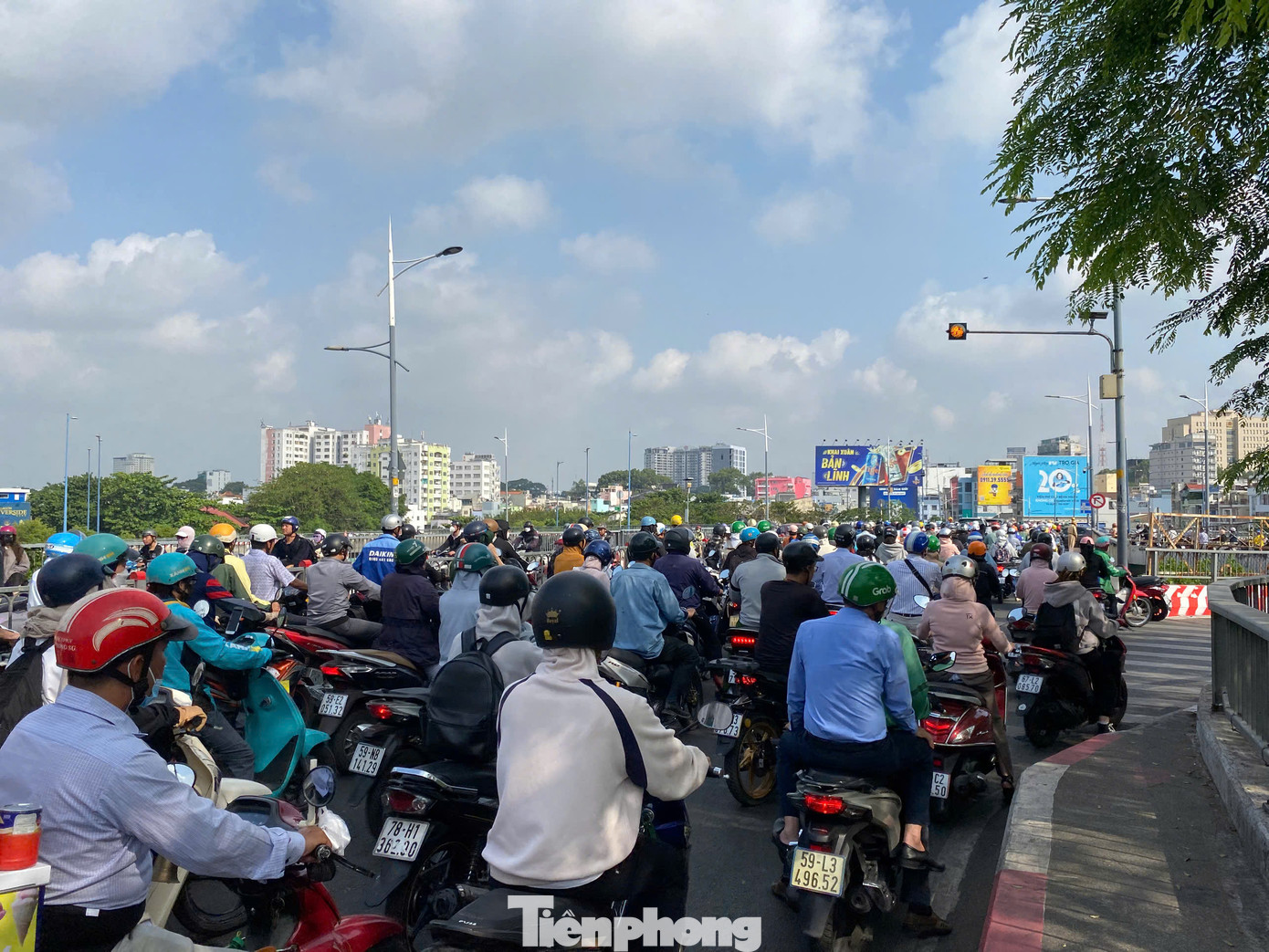 Đa số các phương tiện di chuyển theo hướng từ quận 8 đi quận 1, quận 5.