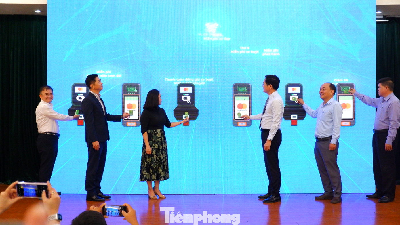 Các đại biểu thực hiện nghi thức ra mắt hệ thống thẻ vé điện tử cho giao thông công cộng tại TPHCM. Ảnh: Hữu Huy Các đại biểu thực hiện nghi thức ra mắt hệ thống thẻ vé điện tử cho giao thông công cộng tại TPHCM. Ảnh: Hữu Huy