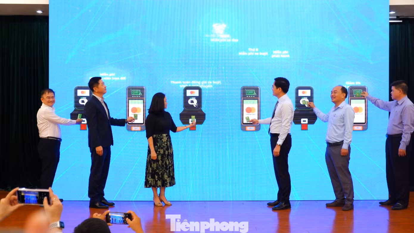 Các đại biểu thực hiện nghi thức ra mắt hệ thống thẻ vé điện tử cho giao thông công cộng tại TPHCM. Ảnh: Hữu Huy