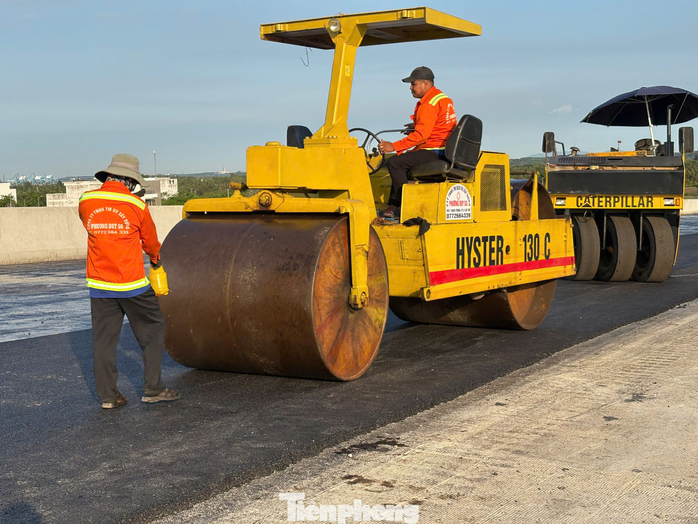 Đội ngũ kỹ sư, công nhân cùng máy móc, trang thiết bị thi công rầm rộ trên công trường xây dựng cầu Nhơn Trạch.
