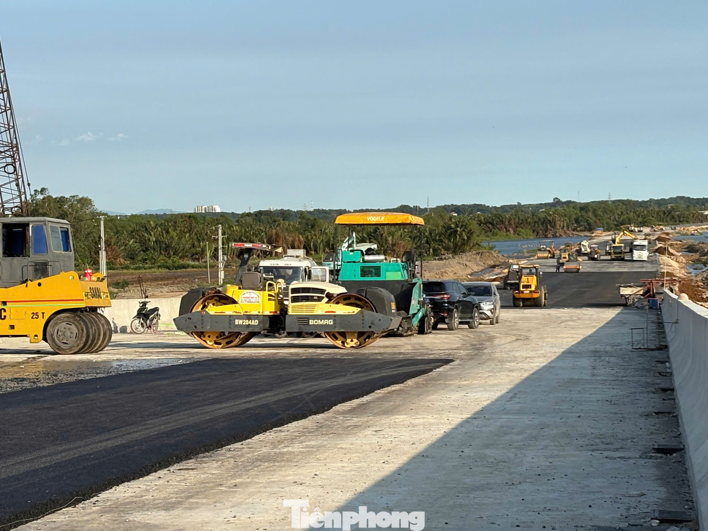 Đội ngũ kỹ sư, công nhân cùng máy móc, trang thiết bị thi công rầm rộ trên công trường xây dựng cầu Nhơn Trạch.