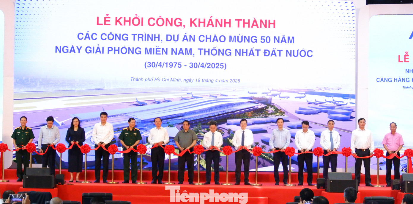 Thủ tướng Chính phủ Phạm Minh Chính cùng các đại biểu cắt băng khánh thành nhà ga T3 - Cảng HKQT Tân Sơn Nhất. Ảnh: Hữu Huy. Thủ tướng Chính phủ Phạm Minh Chính cùng các đại biểu cắt băng khánh thành nhà ga T3 - Cảng HKQT Tân Sơn Nhất. Ảnh: Hữu Huy.