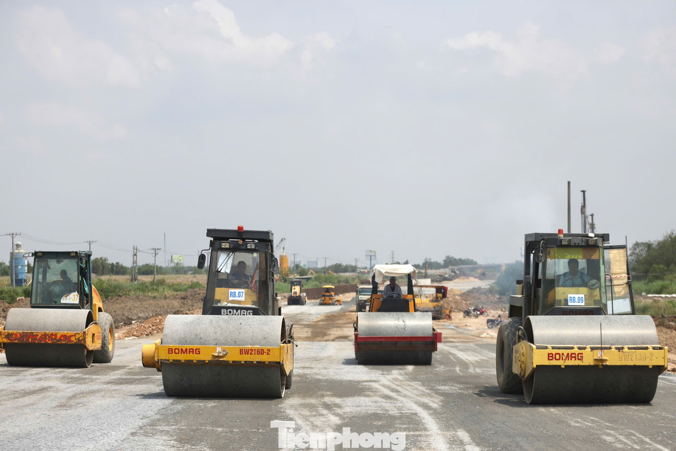 Đoạn cầu Nhơn Trạch (phía bờ tỉnh Đồng Nai) đang được thi công rầm rộ.