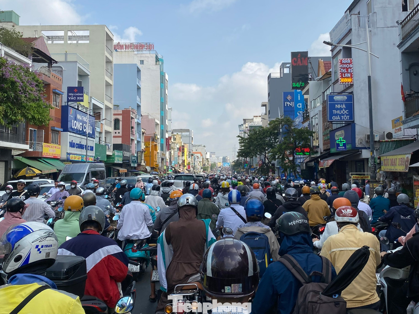 Hàng trăm phương tiện chen chúc di chuyển trên đường Dương Bá Trạc (đoạn từ cầu Kênh Xáng đến cầu Nguyễn Văn Cừ).