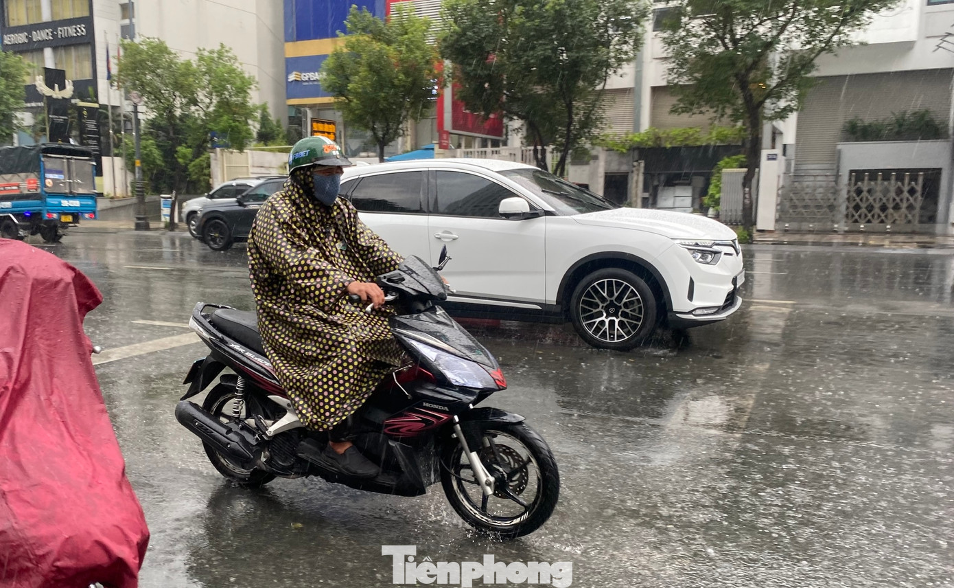 Trong những ngày cuối tuần, TPHCM tiếp tục có mưa trái mùa giúp hạ nhiệt sau chuỗi ngày nắng nóng. Ảnh minh họa: Hữu Huy