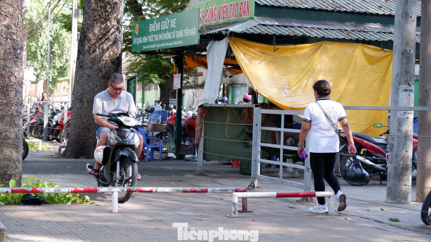 Chính vì vậy, Sở Giao thông công chánh TPHCM đề nghị UBND các địa phương nghiên cứu chỉ đạo các đơn vị trực thuộc tháo dỡ thanh chắn ngang vỉa hè nhằm đảm bảo sự thông thoáng, mỹ quan đô thị và thuận lợi cho người đi bộ, người khuyết tật lưu thông trên vỉa hè. Ảnh: khu vực vỉa hè đường Trương Định (đoạn qua công Viên Tao Đàn, quận 1).