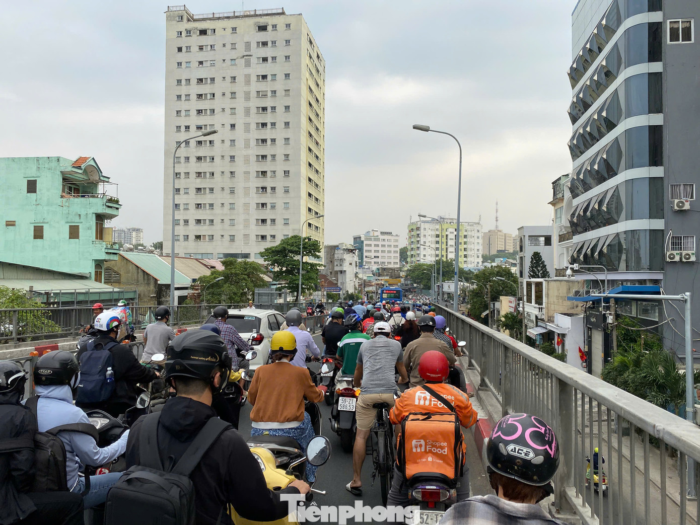 Ùn ứ trên cầu chữ Y (hướng quận 8 đi quận 5).