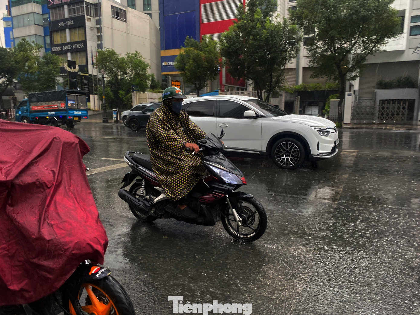 Theo ghi nhận của PV, nhiều nơi xuất hiện mưa với vũ lượng tương đối. Ảnh: Hữu Huy