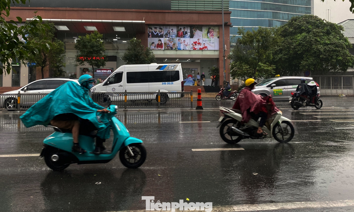 Trong những ngày cuối tháng 5, khu vực TPHCM tiếp tục có mưa rào nhiều nơi, rải rác mưa vừa và dông, có nơi mưa to. Ảnh minh họa: Hữu Huy