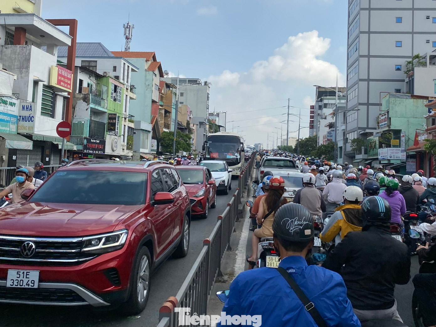 Giao thông ùn ứ trên cầu Nguyễn Văn Cừ vào sáng 10/4.