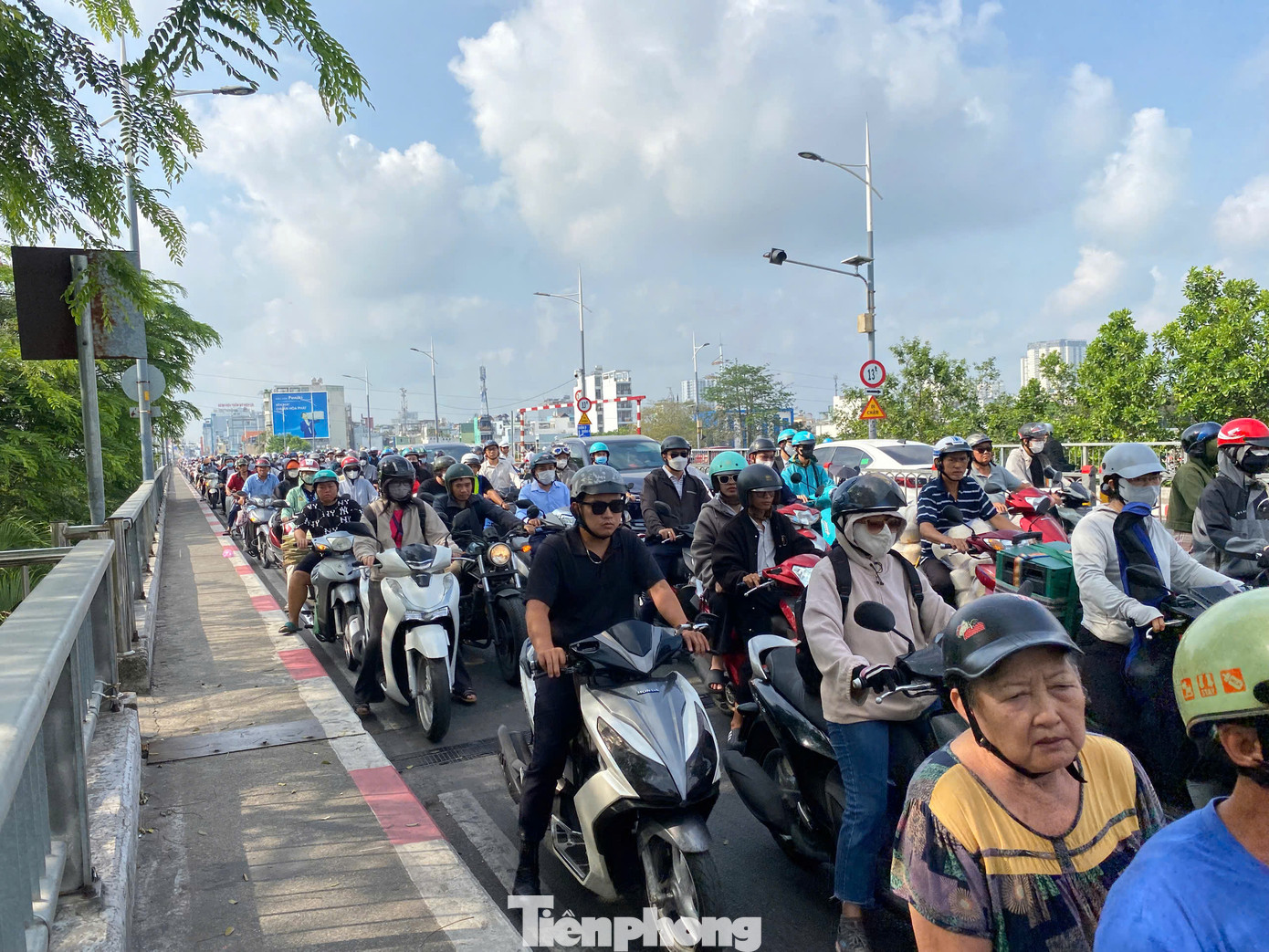 Đến gần 9h sáng, giao thông trên cầu Nguyễn Văn Cừ vẫn rất đông đúc.