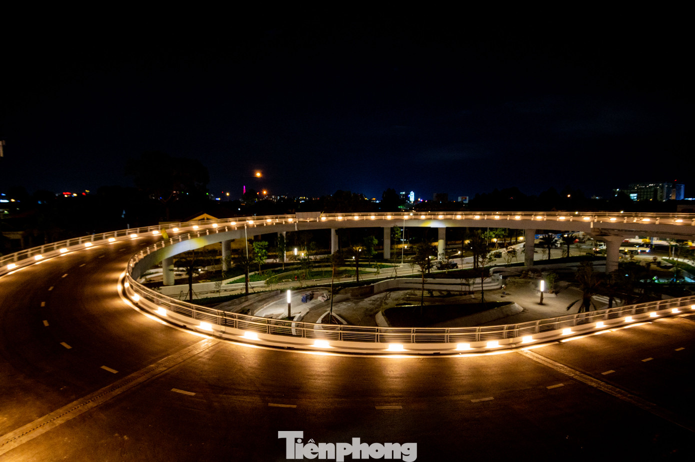 Khu vực cầu vượt (cầu cạn) kết nối đường giao thông bên ngoài vào nhà ga. Khu vực cầu vượt (cầu cạn) kết nối đường giao thông bên ngoài vào nhà ga.