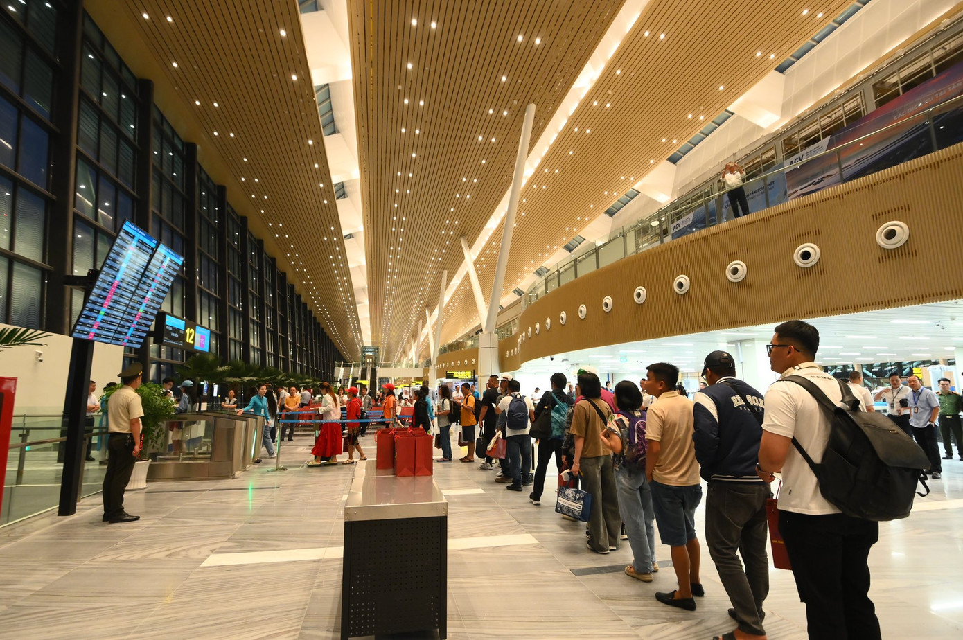 Hành khách xếp hàng chuẩn bị lên máy bay. Ảnh: ACV