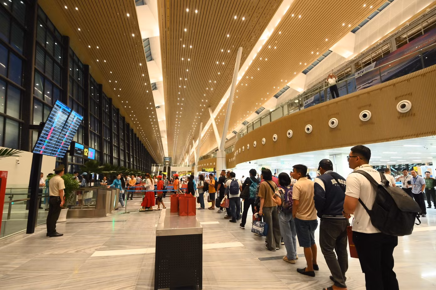 Hành khách xếp hàng chuẩn bị lên máy bay. Ảnh: ACV