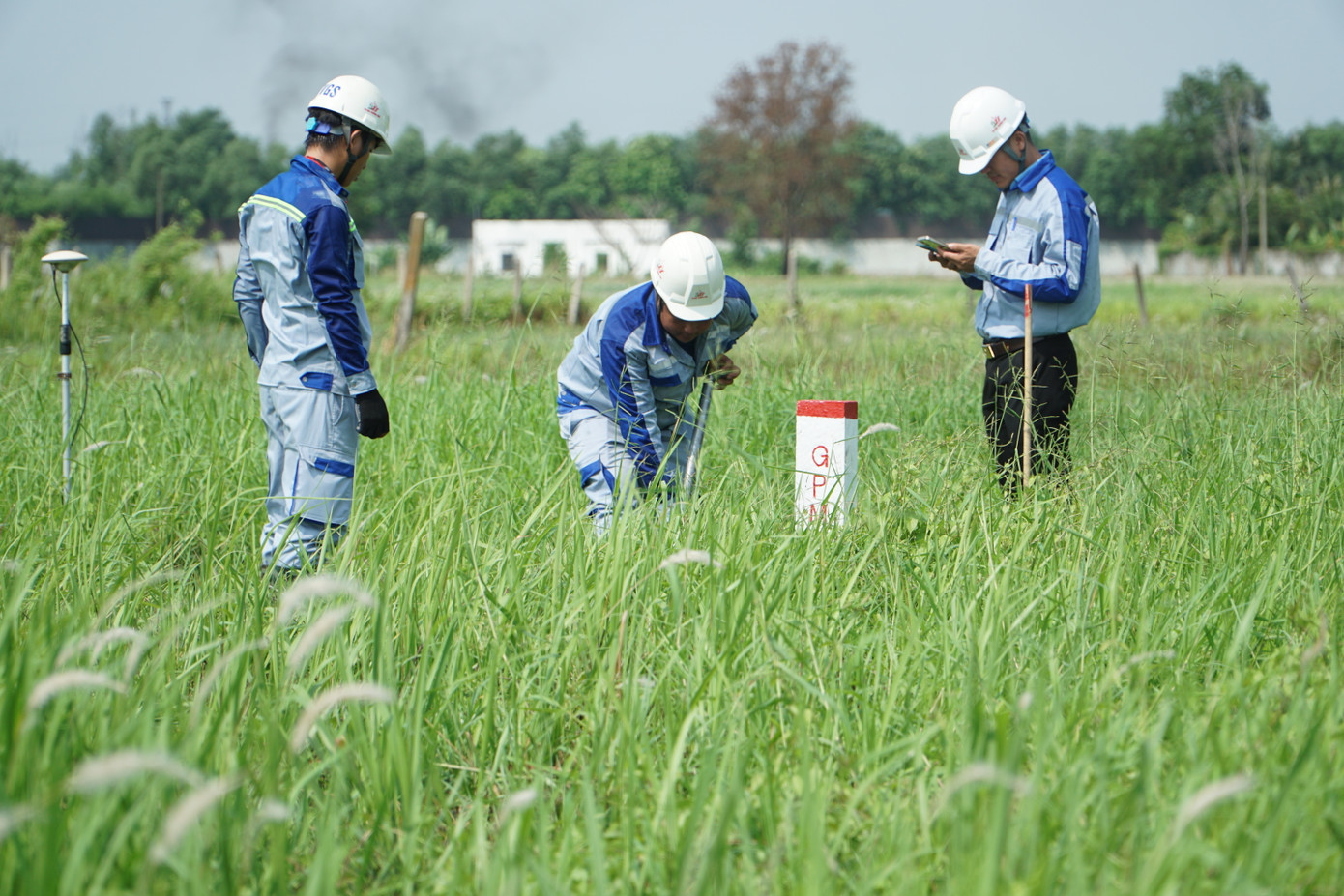 Công tác cắm mốc ranh giới giải phóng mặt bằng dự án cao tốc TPHCM - Mộc Bài đoạn đi qua huyện Củ Chi được thực hiện từ tháng 3 năm nay. Ảnh: H.Q Công tác cắm mốc ranh giới giải phóng mặt bằng dự án cao tốc TPHCM - Mộc Bài đoạn đi qua huyện Củ Chi được thực hiện từ tháng 3 năm nay. Ảnh: H.Q
