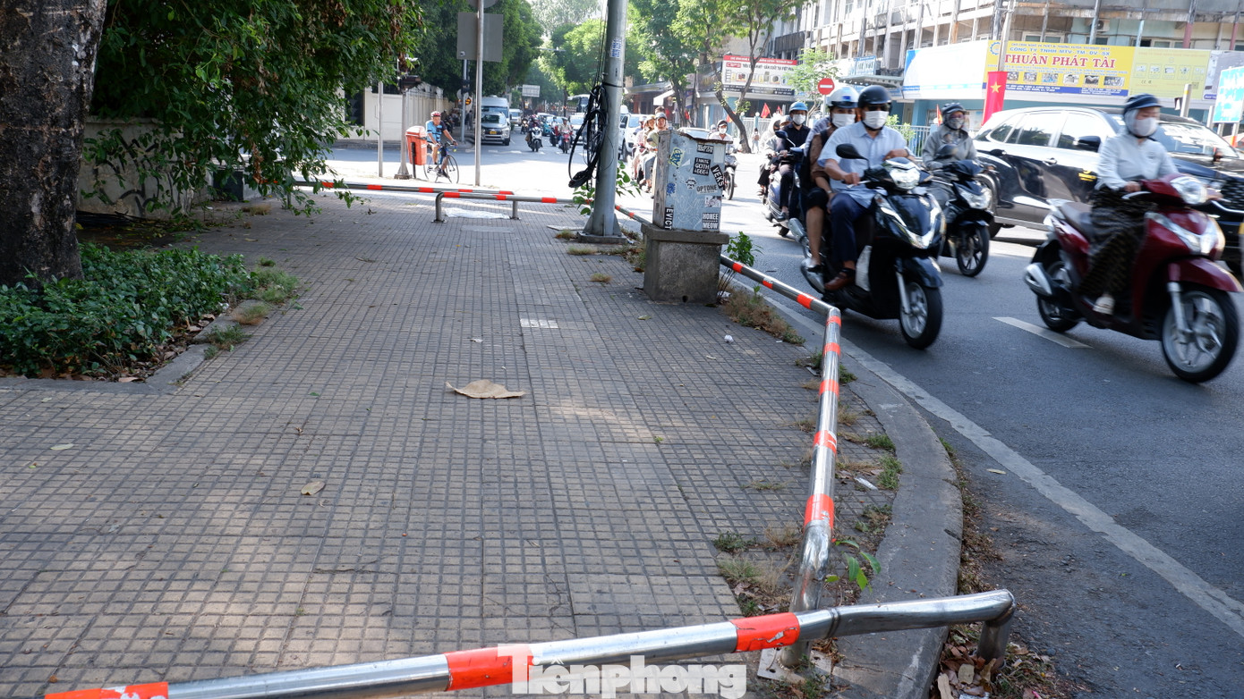 Sau 8 năm triển khai, bên cạnh mặt tích cực, vẫn còn nhiều ý kiến cho rằng rào chắn lắp đặt trên vỉa hè gây khó cho người khuyết tật sử dụng xe lăn, người khiếm thị khi di chuyển. Ảnh: Đoạn vỉa hè đường Trương Định, đoạn qua công viên Tao Đàn (quận 1) được rào chắn.