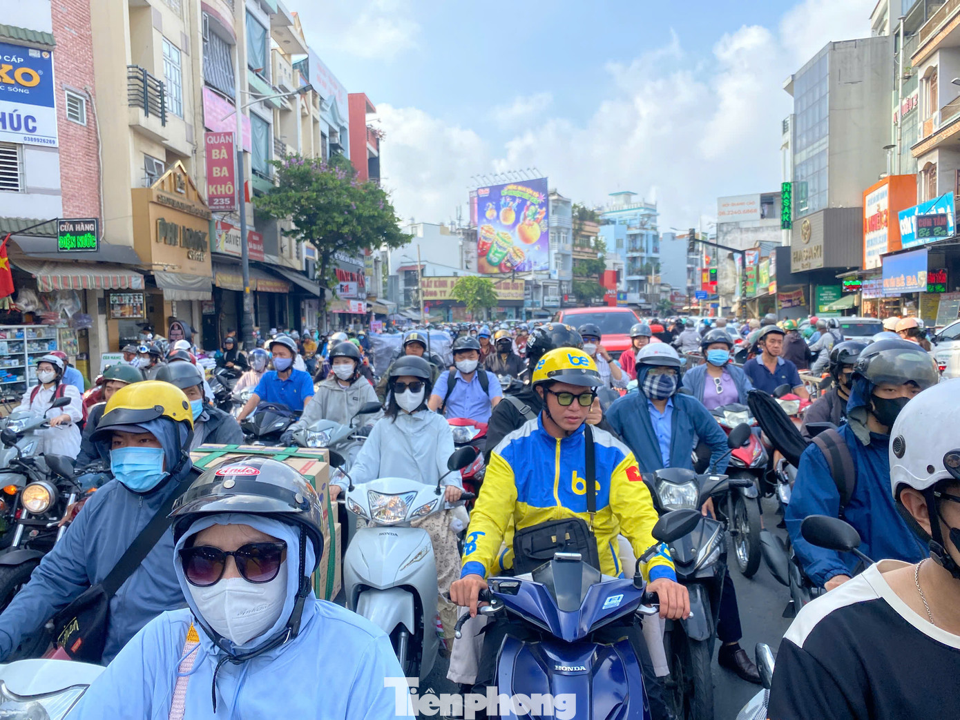 Theo ghi nhận của PV, khoảng hơn 7h30 sáng 10/4, nhiều tuyến đường lân cận cầu chữ Y và cầu Nguyễn Văn Cừ (phía quận 8) như: Phạm Thế Hiển, Dạ Nam, Nguyễn Thị Tần, Dương Bá Trạc xảy ra tình trạng ùn ứ, dòng phương tiện di chuyển chậm. Ảnh ghi nhận tại đường Dương Bá Trạc (hướng từ quận 8 đi cầu Nguyễn Văn Cừ).