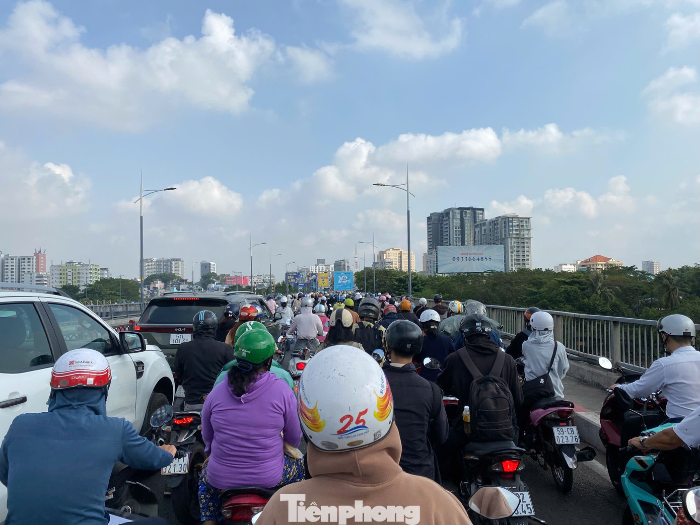 Dòng phương tiện nối đuôi di chuyển trên cầu Nguyễn Văn Cừ.