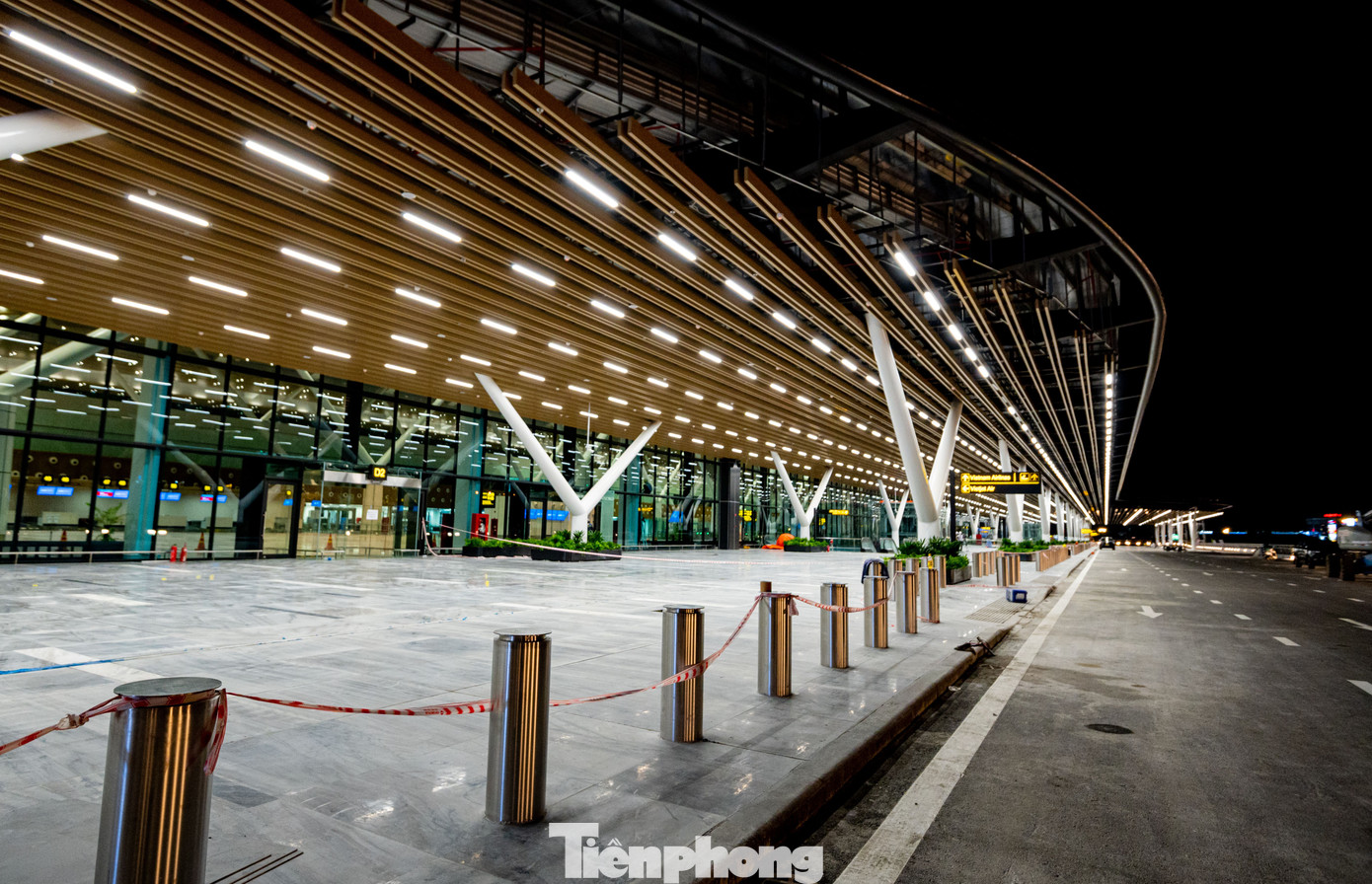 Một số hình ảnh diện mạo bên trong và bên ngoài nhà ga T3 hiện đại của sân bay Tân Sơn Nhất. Một số hình ảnh diện mạo bên trong và bên ngoài nhà ga T3 hiện đại của sân bay Tân Sơn Nhất.